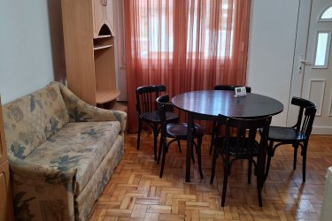 Bükfürdőn, az  Akácfa soron központi helyen kétszintes  iker családi házban  teljesen különálló kétszobás (külön bejáratú) + nappalis, konyhás, két szinten összesen 70 nm alapterületű, saját mérőórákkal rendelkező,(felújított fürdőszobás) összkomfortos, lakás gáz központi fűtéssel, udvarral, erkéllyel, terasszal  bútorozva, hosszútávra kiadó. A lakás nem gépesített hűtő, van. bérleti díj 160 000 Ft/hó +rezsi. Kaució 320 000 Ft. kisállat nem hozható. Érdeklődés 30 5079656 a számon lehetséges.