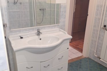 Bükfürdőn, az  Akácfa soron központi helyen kétszintes  iker családi házban  teljesen különálló kétszobás (külön bejáratú) + nappalis, konyhás, két szinten összesen 70 nm alapterületű, saját mérőórákkal rendelkező,(felújított fürdőszobás) összkomfortos, lakás gáz központi fűtéssel, udvarral, erkéllyel, terasszal  bútorozva, hosszútávra kiadó. A lakás nem gépesített hűtő, van. bérleti díj 160 000 Ft/hó +rezsi. Kaució 320 000 Ft. kisállat nem hozható. Érdeklődés 30 5079656 a számon lehetséges.
