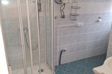Bükfürdőn, az  Akácfa soron központi helyen kétszintes  iker családi házban  teljesen különálló kétszobás (külön bejáratú) + nappalis, konyhás, két szinten összesen 70 nm alapterületű, saját mérőórákkal rendelkező,(felújított fürdőszobás) összkomfortos, lakás gáz központi fűtéssel, udvarral, erkéllyel, terasszal  bútorozva, hosszútávra kiadó. A lakás nem gépesített hűtő, van. bérleti díj 160 000 Ft/hó +rezsi. Kaució 320 000 Ft. kisállat nem hozható. Érdeklődés 30 5079656 a számon lehetséges.