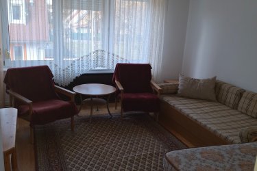 Bükfürdőn, az  Akácfa soron központi helyen kétszintes  iker családi házban  teljesen különálló kétszobás (külön bejáratú) + nappalis, konyhás, két szinten összesen 70 nm alapterületű, saját mérőórákkal rendelkező,(felújított fürdőszobás) összkomfortos, lakás gáz központi fűtéssel, udvarral, erkéllyel, terasszal  bútorozva, hosszútávra kiadó. A lakás nem gépesített hűtő, van. bérleti díj 160 000 Ft/hó +rezsi. Kaució 320 000 Ft. kisállat nem hozható. Érdeklődés 30 5079656 a számon lehetséges.