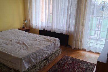 Bükfürdőn, az  Akácfa soron központi helyen kétszintes  iker családi házban  teljesen különálló kétszobás (külön bejáratú) + nappalis, konyhás, két szinten összesen 70 nm alapterületű, saját mérőórákkal rendelkező,(felújított fürdőszobás) összkomfortos, lakás gáz központi fűtéssel, udvarral, erkéllyel, terasszal  bútorozva, hosszútávra kiadó. A lakás nem gépesített hűtő, van. bérleti díj 160 000 Ft/hó +rezsi. Kaució 320 000 Ft. kisállat nem hozható. Érdeklődés 30 5079656 a számon lehetséges.