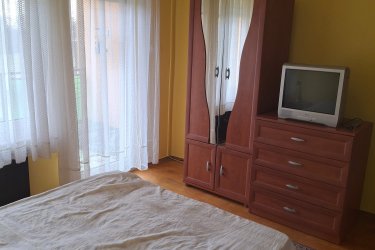 Bükfürdőn, az  Akácfa soron központi helyen kétszintes  iker családi házban  teljesen különálló kétszobás (külön bejáratú) + nappalis, konyhás, két szinten összesen 70 nm alapterületű, saját mérőórákkal rendelkező,(felújított fürdőszobás) összkomfortos, lakás gáz központi fűtéssel, udvarral, erkéllyel, terasszal  bútorozva, hosszútávra kiadó. A lakás nem gépesített hűtő, van. bérleti díj 160 000 Ft/hó +rezsi. Kaució 320 000 Ft. kisállat nem hozható. Érdeklődés 30 5079656 a számon lehetséges.