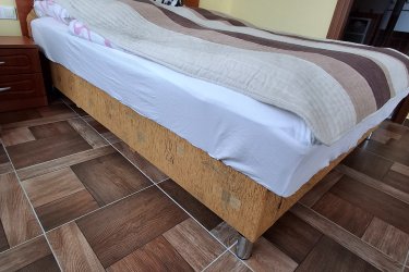 Franciaágyak, négy darab, (darabonként is) 160x 200-as méretben megkímélt állapotban Bükfürdőn eladók. Utánfutóval is szállítható. Mindegyik bonell rugós és magasított kivitel, 10 cm-es krómozott lábbal, valamint dupla  ágyneműtartóval rendelkezik. A színük barna, tégla vörös, sárga a mellékelt képeken láthatók. &#13;&#10;érdeklődni az alábbi telefonszámon lehet. 06 30 5079656