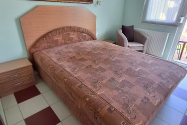 Franciaágyak, négy darab, (darabonként is) 160x 200-as méretben megkímélt állapotban Bükfürdőn eladók.