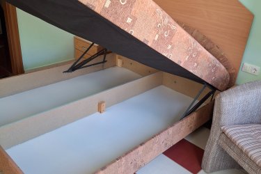 Franciaágyak, négy darab, (darabonként is) 160x 200-as méretben megkímélt állapotban Bükfürdőn eladók. Utánfutóval is szállítható. Mindegyik bonell rugós és magasított kivitel, 10 cm-es krómozott lábbal, valamint dupla  ágyneműtartóval rendelkezik. A színük barna, tégla vörös, sárga a mellékelt képeken láthatók. &#13;&#10;érdeklődni az alábbi telefonszámon lehet. 06 30 5079656