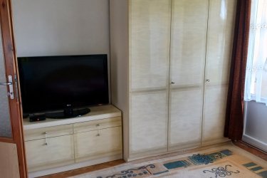 Bükfürdőn, az Akácfa soron központi helyen kétszintes iker családi házban teljesen különálló kétszobás (külön bejáratú) + nappalis, konyhás, két szinten összesen 70 nm alapterületű, saját mérőórákkal rendelkező,(felújított fürdőszobás) összkomfortos, lakás gáz központi fűtéssel, udvarral, erkéllyel, terasszal bútorozva, hosszútávra kiadó. A lakás nem gépesített hűtő, van. bérleti díj 160 000 Ft/hó +rezsi. Kaució 320 000 Ft. kisállat nem hozható. Érdeklődés 30 5079656, a harminc, ötszázhét, kilencvenhat, ötvenhat számon lehetséges. 