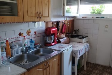 Bükfürdőn, az Akácfa soron központi helyen kétszintes iker családi házban teljesen különálló kétszobás (külön bejáratú) + nappalis, konyhás, két szinten összesen 70 nm alapterületű, saját mérőórákkal rendelkező,(felújított fürdőszobás) összkomfortos, lakás gáz központi fűtéssel, udvarral, erkéllyel, terasszal bútorozva, hosszútávra kiadó. A lakás nem gépesített hűtő, van. bérleti díj 160 000 Ft/hó +rezsi. Kaució 320 000 Ft. kisállat nem hozható. Érdeklődés 30 5079656, a harminc, ötszázhét, kilencvenhat, ötvenhat számon lehetséges. 