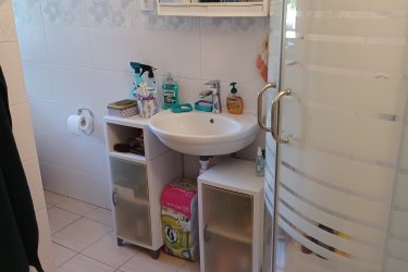 Bükfürdőn, az Akácfa soron központi helyen kétszintes iker családi házban teljesen különálló kétszobás (külön bejáratú) + nappalis, konyhás, két szinten összesen 70 nm alapterületű, saját mérőórákkal rendelkező,(felújított fürdőszobás) összkomfortos, lakás gáz központi fűtéssel, udvarral, erkéllyel, terasszal bútorozva, hosszútávra kiadó. A lakás nem gépesített hűtő, van. bérleti díj 160 000 Ft/hó +rezsi. Kaució 320 000 Ft. kisállat nem hozható. Érdeklődés 30 5079656, a harminc, ötszázhét, kilencvenhat, ötvenhat számon lehetséges. 