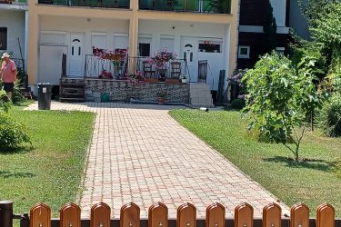 

Eladó Bükfürdőn 2x75 m2 különálló lakással rendelkező családi jellegű ikerház egyben, egy ingatlanként. A ház a gyógyfürdőtől csak 250 m-re csendes nyugodt környezetben található. A házban lévő két lakás összenyitható és így működhet, mint egy nagyobb családi ház 150 négyzetméteres lakóterülettel.
 ​Az ingatlan befektetőknek is kiváló értéktartó, és a többmilliós bérleti díj magasan a banki kamatok felett extra hozamot garantál hosszú távon.
Műszaki adatok lakásonként,
Tájolás, K-Ny. Körbesüti a nap. A telek méret összesen 392 m2. A ház kétszintes és két utcára néz mindkét utcáról van bejárata a lakásoknak. Teljes közmű van és 25 A- os háromfázisú az  elektromos hálózat.  A ház hőszigetelt műanyag nyílászárók és redőnyök vannak.
A belső részleges felújítás 2025-ben történt Bosch kondenzációs kombi gázkazán lett telepítve, a házban központi fűtés, az van emeleten új toilet és kézmosó  került kialakításra, a villamos kapcsolók dugaljak cseréje megtörtént, a fürdőszoba új burkolatot kapott, illetve új zuhanykabin is beépítésre került, ezen kívül a belső vakolatok ki lettek javítva és a teljes ház fehérre lett festve belül.
A részleges felújítás mindkét lakást érintette​.
A lakások alapterülete 75 m2/ lakás ez két szinten értendő. 
 A földszinten az alábbi helyiségek vannak.
Két bejárati ajtó/lakás.
étkező/ lépcsőfeljáró, kamra, fürdőszoba, WC- vel, 2 db terasz/ lakás 1 pince /lakás. 
Az emeleten az alábbi helyiségek vannak lépcsőház, 1 szoba + erkély,                       1 szoba, WC / kézmosó.
Értéknövelő tényező, hogy a telek a másik utcára néző keleti vége még további beépítési lehetőséget tartalmaz, akár garázsok, vagy más építmény​ lehetséges.
 Bármilyen kérdéssel hívjon bizalommal.
 tel:30 5079656