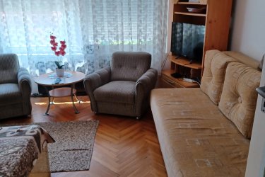 

Eladó Bükfürdőn 2x75 m2 különálló lakással rendelkező családi jellegű ikerház egyben, egy ingatlanként. A ház a gyógyfürdőtől csak 250 m-re csendes nyugodt környezetben található. A házban lévő két lakás összenyitható és így működhet, mint egy nagyobb családi ház 150 négyzetméteres lakóterülettel.
 ​Az ingatlan befektetőknek is kiváló értéktartó, és a többmilliós bérleti díj magasan a banki kamatok felett extra hozamot garantál hosszú távon.
Műszaki adatok lakásonként,
Tájolás, K-Ny. Körbesüti a nap. A telek méret összesen 392 m2. A ház kétszintes és két utcára néz mindkét utcáról van bejárata a lakásoknak. Teljes közmű van és 25 A- os háromfázisú az  elektromos hálózat.  A ház hőszigetelt műanyag nyílászárók és redőnyök vannak.
A belső részleges felújítás 2025-ben történt Bosch kondenzációs kombi gázkazán lett telepítve, a házban központi fűtés, az van emeleten új toilet és kézmosó  került kialakításra, a villamos kapcsolók dugaljak cseréje megtörtént, a fürdőszoba új burkolatot kapott, illetve új zuhanykabin is beépítésre került, ezen kívül a belső vakolatok ki lettek javítva és a teljes ház fehérre lett festve belül.
A részleges felújítás mindkét lakást érintette​.
A lakások alapterülete 75 m2/ lakás ez két szinten értendő. 
 A földszinten az alábbi helyiségek vannak.
Két bejárati ajtó/lakás.
étkező/ lépcsőfeljáró, kamra, fürdőszoba, WC- vel, 2 db terasz/ lakás 1 pince /lakás. 
Az emeleten az alábbi helyiségek vannak lépcsőház, 1 szoba + erkély,                       1 szoba, WC / kézmosó.
Értéknövelő tényező, hogy a telek a másik utcára néző keleti vége még további beépítési lehetőséget tartalmaz, akár garázsok, vagy más építmény​ lehetséges.
 Bármilyen kérdéssel hívjon bizalommal.
 tel:30 5079656