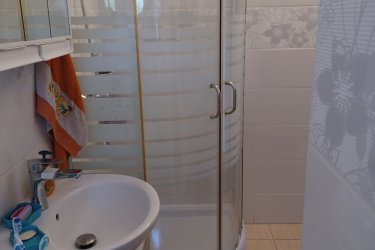 

Eladó Bükfürdőn 2x75 m2 különálló lakással rendelkező családi jellegű ikerház egyben, egy ingatlanként. A ház a gyógyfürdőtől csak 250 m-re csendes nyugodt környezetben található. A házban lévő két lakás összenyitható és így működhet, mint egy nagyobb családi ház 150 négyzetméteres lakóterülettel.
 ​Az ingatlan befektetőknek is kiváló értéktartó, és a többmilliós bérleti díj magasan a banki kamatok felett extra hozamot garantál hosszú távon.
Műszaki adatok lakásonként,
Tájolás, K-Ny. Körbesüti a nap. A telek méret összesen 392 m2. A ház kétszintes és két utcára néz mindkét utcáról van bejárata a lakásoknak. Teljes közmű van és 25 A- os háromfázisú az  elektromos hálózat.  A ház hőszigetelt műanyag nyílászárók és redőnyök vannak.
A belső részleges felújítás 2025-ben történt Bosch kondenzációs kombi gázkazán lett telepítve, a házban központi fűtés, az van emeleten új toilet és kézmosó  került kialakításra, a villamos kapcsolók dugaljak cseréje megtörtént, a fürdőszoba új burkolatot kapott, illetve új zuhanykabin is beépítésre került, ezen kívül a belső vakolatok ki lettek javítva és a teljes ház fehérre lett festve belül.
A részleges felújítás mindkét lakást érintette​.
A lakások alapterülete 75 m2/ lakás ez két szinten értendő. 
 A földszinten az alábbi helyiségek vannak.
Két bejárati ajtó/lakás.
étkező/ lépcsőfeljáró, kamra, fürdőszoba, WC- vel, 2 db terasz/ lakás 1 pince /lakás. 
Az emeleten az alábbi helyiségek vannak lépcsőház, 1 szoba + erkély,                       1 szoba, WC / kézmosó.
Értéknövelő tényező, hogy a telek a másik utcára néző keleti vége még további beépítési lehetőséget tartalmaz, akár garázsok, vagy más építmény​ lehetséges.
 Bármilyen kérdéssel hívjon bizalommal.
 tel:30 5079656