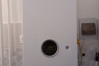 

Eladó Bükfürdőn 2x75 m2 különálló lakással rendelkező családi jellegű ikerház egyben, egy ingatlanként. A ház a gyógyfürdőtől csak 250 m-re csendes nyugodt környezetben található. A házban lévő két lakás összenyitható és így működhet, mint egy nagyobb családi ház 150 négyzetméteres lakóterülettel.
 ​Az ingatlan befektetőknek is kiváló értéktartó, és a többmilliós bérleti díj magasan a banki kamatok felett extra hozamot garantál hosszú távon.
Műszaki adatok lakásonként,
Tájolás, K-Ny. Körbesüti a nap. A telek méret összesen 392 m2. A ház kétszintes és két utcára néz mindkét utcáról van bejárata a lakásoknak. Teljes közmű van és 25 A- os háromfázisú az  elektromos hálózat.  A ház hőszigetelt műanyag nyílászárók és redőnyök vannak.
A belső részleges felújítás 2025-ben történt Bosch kondenzációs kombi gázkazán lett telepítve, a házban központi fűtés, az van emeleten új toilet és kézmosó  került kialakításra, a villamos kapcsolók dugaljak cseréje megtörtént, a fürdőszoba új burkolatot kapott, illetve új zuhanykabin is beépítésre került, ezen kívül a belső vakolatok ki lettek javítva és a teljes ház fehérre lett festve belül.
A részleges felújítás mindkét lakást érintette​.
A lakások alapterülete 75 m2/ lakás ez két szinten értendő. 
 A földszinten az alábbi helyiségek vannak.
Két bejárati ajtó/lakás.
étkező/ lépcsőfeljáró, kamra, fürdőszoba, WC- vel, 2 db terasz/ lakás 1 pince /lakás. 
Az emeleten az alábbi helyiségek vannak lépcsőház, 1 szoba + erkély,                       1 szoba, WC / kézmosó.
Értéknövelő tényező, hogy a telek a másik utcára néző keleti vége még további beépítési lehetőséget tartalmaz, akár garázsok, vagy más építmény​ lehetséges.
 Bármilyen kérdéssel hívjon bizalommal.
 tel:30 5079656