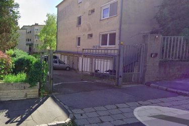 Pitypang utcában önálló garázs kiadó