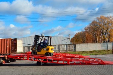 Az AUSBAU mobil rámpa lehetővé teszi jelentősen megspórolni az időt a terhek kirakodásának és berakodásának folyamata során. 6, 8, 10 és 12 tonna terheléssel rendelkező modelleket gyártunk. Az AUSBAU mobil rámpa elkészülhet nem szabványos méretekben is. Elérhető ár és kiváló minőség – társaságunk és termékeink legfőbb előnyei.
Garancia: 18 hónap. Világméretű szállítás. Gyártási idő – 15-45 nap. Legyártottak, megrendelésre. CE szabvány. id: t4A1Ws

Technikai sajátosságok:
•	Rámpa terhelés, kg - 6000 / 8000 / 10000 / 12000
•	A rámpa teljes hossza, mm - 9000 / 9500 / 10500 / 11200 / 12000 / 13000
•	A rámpa teljes szélessége, mm - 2130
•	Az úttest szélessége, mm - 2000
•	A ferde rész hossza, mm - 8000/ 8500 / 9200 / 9900
•	Rámpa hossza, mm - 300
•	Min. munkamagasság, mm - 900
•	Max. munkamagasság, mm - 1550 / 1750
•	A korlátok magassága, mm - 180
•	Lecsatlakoztatható felhajtók száma, db - 2
•	Kerekek száma, db - 2
•	Kerekek - öntött
•	Anyag - S235
•	Az úttest fedése - rácsos padló
•	Tartozékok - gumi gördülésgátló ütközők – 2 db, csatlakozóeszköz – 1 db, láncok a rámpán – 7 db, kézi szivattyú – 1 db.

A mobil rámpa működési elve:
A targonca a teherautóhoz viszi a rámpát, felemelve a rámpa szélét (behelyezve a villát a merev  forgócsatlakozóba). A hidraulikus szivattyú segítségével beállításra kerül a rámpa megfelelő szintű magassága (900 mm-től 1650 mm-ig). A rámával készletben kerülnek kiszállításra a fékek és láncok. A fékek a rámpák mozgásának megelőzéséhez szükségesek. A láncok – a rámpa kiegészítő rögzítéséhez a teherautóhoz. Ezt követően a villás targonca mozog a mobil rámpán behajtva a teherautó vagy tartály belsejébe.
Kiegész opciók:
•	csúszásellenes rács az átlagos helyett;
•	cinkbevonatos úttest-felület;
•	cinkbevonatos csúszásellenes rács az átlagos helyett;
•	elektromos hidraulikus állomás a rámpán;
•	mobil felüljáró háromoldalas kirakodással. Biztonsági lábakkal szállítjuk;
•	biztonság szabályozható lábak, rámpára szerelve növeli a biztonságot;
•	ponyva a rámpa útteste fölött;
•	pótlólagos 1100 mm magasságú korlát;
•	pótlólagos pár kerék. 2 helyett 4 darab;
•	válasszon másik színt (standard színű piros).