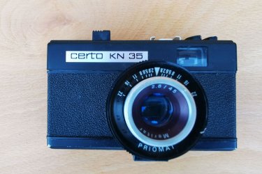 Eladó egy Certro KN35 típusú, kisfilmes, NDK-ban gyártott retro fényképezőgép. Eredeti bőr tokjával, megkímélt állapotban.