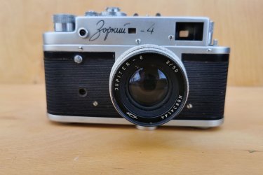 Eladó egy jó állapotban lévő, alig használt kisfilmes, szovjet retró fényképezőgép. Jupiter-8-as objektívvel és bőrtokkal.