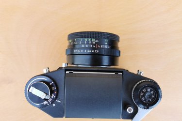 Eladó egy Pentacon Exa 1 c típusú, filmes fényképezőgép, Tessar 2,8/50-es objektívvel (Carl Zeiss). Bőr tokban, eredeti dobozában, garancia papírjával és használati utasítással. 