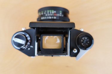 Eladó egy Pentacon Exa 1 c típusú, filmes fényképezőgép, Tessar 2,8/50-es objektívvel (Carl Zeiss). Bőr tokban, eredeti dobozában, garancia papírjával és használati utasítással. 