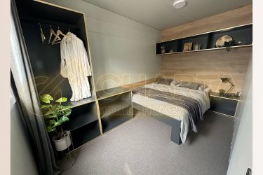Pirovac - Nyugat, mobilházak a táborban gyönyörű kilátással a tengerre ??
A strandtól 20 méterre, teljesen felszerelt és berendezett Hosekra Delux mobilházakat kínálunk a kényelmes tartózkodáshoz és a pihentető nyaraláshoz ✨
? A házak méretei: 8 x 3 méter
? Fedett terasz: 8 x 3 méter
A mobilházakat vásárlásra és további bérbeadásra szánják. Természetesen ezeket is élvezheti családjával és barátaival együtt.
A nagyon érdekes turisztikai fekvés miatt a mobilház vásárlása nagyon jó befektetési lehetőséget rejt magában. A beruházás várható megtérülése 5-7 év múlva várható.
? Mobilház ára a táborban: 36.000€ plusz áfa
? Éves átalánydíj - az első sorban lévő házak a tengerig 6900 €, egyéb házak 6000 €
? A telekre vonatkozó bérleti szerződés 10 évre szól, lejáratakor meghosszabbítható.
A nyaraló mind a 365 napon át használható - a tábor egész évben nyitva tart, és igény szerint használhatja a nyaralót.
? Mobilház Hosekra Delux Eco
A ház mérete 8 x 3 méter, és teljesen felszerelt, bútorozottan - használatra készen - érkezik a helyszínre.
A konyha további szekrényekkel bővült, ahol elegendő hely az edények és kisebb konyhai eszközök tárolására. A konyhában beépített mosogatógép, nagyméretű hűtőszekrény fagyasztóval és tűzhely található.
A felszereltséghez tartozó egyéb eszközök közül kiemeljük az okostévét, a légkondicionálást, az ingyenes Wi-Fi-t és a vízmelegítőt, amely mindig elérhető meleg vízzel.
A Hosekra Delux mobilházak, partnerünk, a Hosekra Homes ideálisak egy kellemes nyaraláshoz, beltéren és teraszon egyaránt.
A hálószobák többféle ágyazási lehetőséggel is elhelyezhetők: standard franciaágyak, különálló egyszemélyes ágyak vagy emeletes ágyak.
Prioritásaitól függően, a mi segítségünkkel és egy jó tervvel, minimális befektetéssel 10 évre vagy még tovább is biztosíthatja helyét a tenger mellett.
Ha Ön olyan befektetők közé tartozik, akik lehetőséget keresnek a stabil befektetési megtérülésre, a szerződéses időszak* alatti mobilház bérlésével 5-7 év alatt megtérül.
*a szerződés 10 évre szól, meghosszabbítási lehetőséggel
Minden magyarázattal és kérdéssel állunk rendelkezésére, és felveheti velünk a kapcsolatot:
+385 (0) 91 900 1525
+385 (0)99 366 4412
+385 (0)99 738 5893
+385 (0) 99 311 5394
E-mail: info@charta-nekretnine.hr
Facebook: https://www.facebook.com/share/p/18hha3QbR2/
Web: https://charta-nekretnine.hr/prodaja-mobilne-kucice/