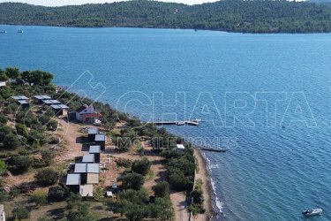 Pirovac - Nyugat, mobilházak a táborban gyönyörű kilátással a tengerre ??
A strandtól 20 méterre, teljesen felszerelt és berendezett Hosekra Delux mobilházakat kínálunk a kényelmes tartózkodáshoz és a pihentető nyaraláshoz ✨
? A házak méretei: 8 x 3 méter
? Fedett terasz: 8 x 3 méter
A mobilházakat vásárlásra és további bérbeadásra szánják. Természetesen ezeket is élvezheti családjával és barátaival együtt.
A nagyon érdekes turisztikai fekvés miatt a mobilház vásárlása nagyon jó befektetési lehetőséget rejt magában. A beruházás várható megtérülése 5-7 év múlva várható.
? Mobilház ára a táborban: 36.000€ plusz áfa
? Éves átalánydíj - az első sorban lévő házak a tengerig 6900 €, egyéb házak 6000 €
? A telekre vonatkozó bérleti szerződés 10 évre szól, lejáratakor meghosszabbítható.
A nyaraló mind a 365 napon át használható - a tábor egész évben nyitva tart, és igény szerint használhatja a nyaralót.
? Mobilház Hosekra Delux Eco
A ház mérete 8 x 3 méter, és teljesen felszerelt, bútorozottan - használatra készen - érkezik a helyszínre.
A konyha további szekrényekkel bővült, ahol elegendő hely az edények és kisebb konyhai eszközök tárolására. A konyhában beépített mosogatógép, nagyméretű hűtőszekrény fagyasztóval és tűzhely található.
A felszereltséghez tartozó egyéb eszközök közül kiemeljük az okostévét, a légkondicionálást, az ingyenes Wi-Fi-t és a vízmelegítőt, amely mindig elérhető meleg vízzel.
A Hosekra Delux mobilházak, partnerünk, a Hosekra Homes ideálisak egy kellemes nyaraláshoz, beltéren és teraszon egyaránt.
A hálószobák többféle ágyazási lehetőséggel is elhelyezhetők: standard franciaágyak, különálló egyszemélyes ágyak vagy emeletes ágyak.
Prioritásaitól függően, a mi segítségünkkel és egy jó tervvel, minimális befektetéssel 10 évre vagy még tovább is biztosíthatja helyét a tenger mellett.
Ha Ön olyan befektetők közé tartozik, akik lehetőséget keresnek a stabil befektetési megtérülésre, a szerződéses időszak* alatti mobilház bérlésével 5-7 év alatt megtérül.
*a szerződés 10 évre szól, meghosszabbítási lehetőséggel
Minden magyarázattal és kérdéssel állunk rendelkezésére, és felveheti velünk a kapcsolatot:
+385 (0) 91 900 1525
+385 (0)99 366 4412
+385 (0)99 738 5893
+385 (0) 99 311 5394
E-mail: info@charta-nekretnine.hr
Facebook: https://www.facebook.com/share/p/18hha3QbR2/
Web: https://charta-nekretnine.hr/prodaja-mobilne-kucice/