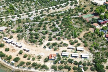 Pirovac - Nyugat, mobilházak a táborban gyönyörű kilátással a tengerre ??
A strandtól 20 méterre, teljesen felszerelt és berendezett Hosekra Delux mobilházakat kínálunk a kényelmes tartózkodáshoz és a pihentető nyaraláshoz ✨
? A házak méretei: 8 x 3 méter
? Fedett terasz: 8 x 3 méter
A mobilházakat vásárlásra és további bérbeadásra szánják. Természetesen ezeket is élvezheti családjával és barátaival együtt.
A nagyon érdekes turisztikai fekvés miatt a mobilház vásárlása nagyon jó befektetési lehetőséget rejt magában. A beruházás várható megtérülése 5-7 év múlva várható.
? Mobilház ára a táborban: 36.000€ plusz áfa
? Éves átalánydíj - az első sorban lévő házak a tengerig 6900 €, egyéb házak 6000 €
? A telekre vonatkozó bérleti szerződés 10 évre szól, lejáratakor meghosszabbítható.
A nyaraló mind a 365 napon át használható - a tábor egész évben nyitva tart, és igény szerint használhatja a nyaralót.
? Mobilház Hosekra Delux Eco
A ház mérete 8 x 3 méter, és teljesen felszerelt, bútorozottan - használatra készen - érkezik a helyszínre.
A konyha további szekrényekkel bővült, ahol elegendő hely az edények és kisebb konyhai eszközök tárolására. A konyhában beépített mosogatógép, nagyméretű hűtőszekrény fagyasztóval és tűzhely található.
A felszereltséghez tartozó egyéb eszközök közül kiemeljük az okostévét, a légkondicionálást, az ingyenes Wi-Fi-t és a vízmelegítőt, amely mindig elérhető meleg vízzel.
A Hosekra Delux mobilházak, partnerünk, a Hosekra Homes ideálisak egy kellemes nyaraláshoz, beltéren és teraszon egyaránt.
A hálószobák többféle ágyazási lehetőséggel is elhelyezhetők: standard franciaágyak, különálló egyszemélyes ágyak vagy emeletes ágyak.
Prioritásaitól függően, a mi segítségünkkel és egy jó tervvel, minimális befektetéssel 10 évre vagy még tovább is biztosíthatja helyét a tenger mellett.
Ha Ön olyan befektetők közé tartozik, akik lehetőséget keresnek a stabil befektetési megtérülésre, a szerződéses időszak* alatti mobilház bérlésével 5-7 év alatt megtérül.
*a szerződés 10 évre szól, meghosszabbítási lehetőséggel
Minden magyarázattal és kérdéssel állunk rendelkezésére, és felveheti velünk a kapcsolatot:
+385 (0) 91 900 1525
+385 (0)99 366 4412
+385 (0)99 738 5893
+385 (0) 99 311 5394
E-mail: info@charta-nekretnine.hr
Facebook: https://www.facebook.com/share/p/18hha3QbR2/
Web: https://charta-nekretnine.hr/prodaja-mobilne-kucice/