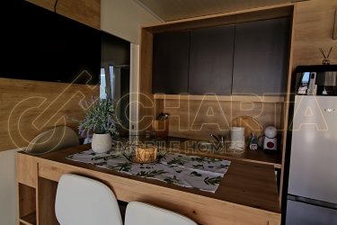 Pirovac - Nyugat, mobilházak a táborban gyönyörű kilátással a tengerre ??
A strandtól 20 méterre, teljesen felszerelt és berendezett Hosekra Delux mobilházakat kínálunk a kényelmes tartózkodáshoz és a pihentető nyaraláshoz ✨
? A házak méretei: 8 x 3 méter
? Fedett terasz: 8 x 3 méter
A mobilházakat vásárlásra és további bérbeadásra szánják. Természetesen ezeket is élvezheti családjával és barátaival együtt.
A nagyon érdekes turisztikai fekvés miatt a mobilház vásárlása nagyon jó befektetési lehetőséget rejt magában. A beruházás várható megtérülése 5-7 év múlva várható.
? Mobilház ára a táborban: 36.000€ plusz áfa
? Éves átalánydíj - az első sorban lévő házak a tengerig 6900 €, egyéb házak 6000 €
? A telekre vonatkozó bérleti szerződés 10 évre szól, lejáratakor meghosszabbítható.
A nyaraló mind a 365 napon át használható - a tábor egész évben nyitva tart, és igény szerint használhatja a nyaralót.
? Mobilház Hosekra Delux Eco
A ház mérete 8 x 3 méter, és teljesen felszerelt, bútorozottan - használatra készen - érkezik a helyszínre.
A konyha további szekrényekkel bővült, ahol elegendő hely az edények és kisebb konyhai eszközök tárolására. A konyhában beépített mosogatógép, nagyméretű hűtőszekrény fagyasztóval és tűzhely található.
A felszereltséghez tartozó egyéb eszközök közül kiemeljük az okostévét, a légkondicionálást, az ingyenes Wi-Fi-t és a vízmelegítőt, amely mindig elérhető meleg vízzel.
A Hosekra Delux mobilházak, partnerünk, a Hosekra Homes ideálisak egy kellemes nyaraláshoz, beltéren és teraszon egyaránt.
A hálószobák többféle ágyazási lehetőséggel is elhelyezhetők: standard franciaágyak, különálló egyszemélyes ágyak vagy emeletes ágyak.
Prioritásaitól függően, a mi segítségünkkel és egy jó tervvel, minimális befektetéssel 10 évre vagy még tovább is biztosíthatja helyét a tenger mellett.
Ha Ön olyan befektetők közé tartozik, akik lehetőséget keresnek a stabil befektetési megtérülésre, a szerződéses időszak* alatti mobilház bérlésével 5-7 év alatt megtérül.
*a szerződés 10 évre szól, meghosszabbítási lehetőséggel
Minden magyarázattal és kérdéssel állunk rendelkezésére, és felveheti velünk a kapcsolatot:
+385 (0) 91 900 1525
+385 (0)99 366 4412
+385 (0)99 738 5893
+385 (0) 99 311 5394
E-mail: info@charta-nekretnine.hr
Facebook: https://www.facebook.com/share/p/18hha3QbR2/
Web: https://charta-nekretnine.hr/prodaja-mobilne-kucice/