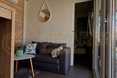 A Camp Tonka egy új projekt, amelyet Posedarjében indítunk, és vonzó elhelyezkedésével, közvetlenül a tenger mellett tűnik ki ?&#13;&#10;A Camp Tonka mobilházai elsősorban turisztikai szálláshelyekbe való befektetésnek szolgálnak.&#13;&#10;Az üzletek és további turisztikai létesítmények közelsége szezonon kívül és kívül is vonzóvá teszi mobilházát.&#13;&#10;Mobilház vásárlásával tulajdonossá válik, aki bérbe adhatja azt, és így további bevételi forrást teremthet.&#13;&#10;• Mobilház ára a Tonka kempingben: 37 500 € + ÁFA&#13;&#10;• Éves átalánydíj: 5500 €&#13;&#10;• Mobilház méretei a kempingben: 8 x 3 m&#13;&#10;• Terasz: fedett 8 x 4 m&#13;&#10;• Tengerközelség&#13;&#10;• Parkolás&#13;&#10;• Nyitvatartás: A Tonka kemping egész évben nyitva tart&#13;&#10;• Mobilház állapota: új, teljesen felszerelt és bútorozott&#13;&#10;A „vétel és bérlés” modell lehetővé teszi, hogy új bevételi forrást teremtsen új, teljesen felszerelt mobilházának bérbeadásából.&#13;&#10;Érdekli egy ház a saját nyaralásához, vagy további bevételre vágyik házak bérbeadásából?&#13;&#10;Ha már a jövő évi tervein gondolkodik, vegye fel velünk a kapcsolatot a következő címen:&#13;&#10;+385 (0)99 738 5893&#13;&#10;Mail:info@charta-nekretnine.hr&#13;&#10;Web: https://charta-nekretnine.hr/product/mobilne-kucice-blizu-mora-posedarje/