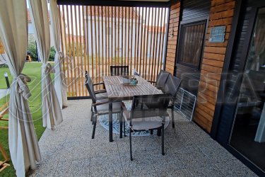 A Camp Tonka egy új projekt, amelyet Posedarjében indítunk, és vonzó elhelyezkedésével, közvetlenül a tenger mellett tűnik ki ?&#13;&#10;A Camp Tonka mobilházai elsősorban turisztikai szálláshelyekbe való befektetésnek szolgálnak.&#13;&#10;Az üzletek és további turisztikai létesítmények közelsége szezonon kívül és kívül is vonzóvá teszi mobilházát.&#13;&#10;Mobilház vásárlásával tulajdonossá válik, aki bérbe adhatja azt, és így további bevételi forrást teremthet.&#13;&#10;• Mobilház ára a Tonka kempingben: 37 500 € + ÁFA&#13;&#10;• Éves átalánydíj: 5500 €&#13;&#10;• Mobilház méretei a kempingben: 8 x 3 m&#13;&#10;• Terasz: fedett 8 x 4 m&#13;&#10;• Tengerközelség&#13;&#10;• Parkolás&#13;&#10;• Nyitvatartás: A Tonka kemping egész évben nyitva tart&#13;&#10;• Mobilház állapota: új, teljesen felszerelt és bútorozott&#13;&#10;A „vétel és bérlés” modell lehetővé teszi, hogy új bevételi forrást teremtsen új, teljesen felszerelt mobilházának bérbeadásából.&#13;&#10;Érdekli egy ház a saját nyaralásához, vagy további bevételre vágyik házak bérbeadásából?&#13;&#10;Ha már a jövő évi tervein gondolkodik, vegye fel velünk a kapcsolatot a következő címen:&#13;&#10;+385 (0)99 738 5893&#13;&#10;Mail:info@charta-nekretnine.hr&#13;&#10;Web: https://charta-nekretnine.hr/product/mobilne-kucice-blizu-mora-posedarje/