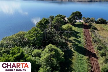 A Camp Tonka egy új projekt, amelyet Posedarjében indítunk, és vonzó elhelyezkedésével, közvetlenül a tenger mellett tűnik ki ?&#13;&#10;A Camp Tonka mobilházai elsősorban turisztikai szálláshelyekbe való befektetésnek szolgálnak.&#13;&#10;Az üzletek és további turisztikai létesítmények közelsége szezonon kívül és kívül is vonzóvá teszi mobilházát.&#13;&#10;Mobilház vásárlásával tulajdonossá válik, aki bérbe adhatja azt, és így további bevételi forrást teremthet.&#13;&#10;• Mobilház ára a Tonka kempingben: 37 500 € + ÁFA&#13;&#10;• Éves átalánydíj: 5500 €&#13;&#10;• Mobilház méretei a kempingben: 8 x 3 m&#13;&#10;• Terasz: fedett 8 x 4 m&#13;&#10;• Tengerközelség&#13;&#10;• Parkolás&#13;&#10;• Nyitvatartás: A Tonka kemping egész évben nyitva tart&#13;&#10;• Mobilház állapota: új, teljesen felszerelt és bútorozott&#13;&#10;A „vétel és bérlés” modell lehetővé teszi, hogy új bevételi forrást teremtsen új, teljesen felszerelt mobilházának bérbeadásából.&#13;&#10;Érdekli egy ház a saját nyaralásához, vagy további bevételre vágyik házak bérbeadásából?&#13;&#10;Ha már a jövő évi tervein gondolkodik, vegye fel velünk a kapcsolatot a következő címen:&#13;&#10;+385 (0)99 738 5893&#13;&#10;Mail:info@charta-nekretnine.hr&#13;&#10;Web: https://charta-nekretnine.hr/product/mobilne-kucice-blizu-mora-posedarje/