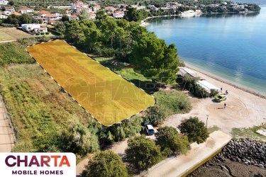 A Camp Tonka egy új projekt, amelyet Posedarjében indítunk, és vonzó elhelyezkedésével, közvetlenül a tenger mellett tűnik ki ?&#13;&#10;A Camp Tonka mobilházai elsősorban turisztikai szálláshelyekbe való befektetésnek szolgálnak.&#13;&#10;Az üzletek és további turisztikai létesítmények közelsége szezonon kívül és kívül is vonzóvá teszi mobilházát.&#13;&#10;Mobilház vásárlásával tulajdonossá válik, aki bérbe adhatja azt, és így további bevételi forrást teremthet.&#13;&#10;• Mobilház ára a Tonka kempingben: 37 500 € + ÁFA&#13;&#10;• Éves átalánydíj: 5500 €&#13;&#10;• Mobilház méretei a kempingben: 8 x 3 m&#13;&#10;• Terasz: fedett 8 x 4 m&#13;&#10;• Tengerközelség&#13;&#10;• Parkolás&#13;&#10;• Nyitvatartás: A Tonka kemping egész évben nyitva tart&#13;&#10;• Mobilház állapota: új, teljesen felszerelt és bútorozott&#13;&#10;A „vétel és bérlés” modell lehetővé teszi, hogy új bevételi forrást teremtsen új, teljesen felszerelt mobilházának bérbeadásából.&#13;&#10;Érdekli egy ház a saját nyaralásához, vagy további bevételre vágyik házak bérbeadásából?&#13;&#10;Ha már a jövő évi tervein gondolkodik, vegye fel velünk a kapcsolatot a következő címen:&#13;&#10;+385 (0)99 738 5893&#13;&#10;Mail:info@charta-nekretnine.hr&#13;&#10;Web: https://charta-nekretnine.hr/product/mobilne-kucice-blizu-mora-posedarje/