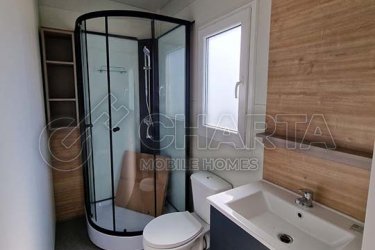 A Drage-ban található Viola kemping kellemes kilátást nyújt a tengerre és a közeli szigetekre. Egy enyhén lejtős dombon található, a strandokra néz, amelyek mindössze két perc alatt elérhetők egy kellemes sétával.&#13;&#10;A Camping Resort Viola a tengerparton található, egy csendes, jól karbantartott tengerparti területen, és jó befektetési lehetőséget kínál mobilházak turisztikai bérbeadásába.&#13;&#10;A projekt különlegessége a tágas telkek, amelyeken ?? ?² és ?? ?² mobilházak elhelyezhetők.&#13;&#10;32 m²-es mobilház modell + 32 m²-es terasz ára:&#13;&#10;49 500 € + ÁFA&#13;&#10;24 m²-es mobilház modell + 24 m²-es terasz ára:&#13;&#10;37 000 € + ÁFA&#13;&#10;Éves átalánydíj: 6 000 €&#13;&#10;Becsült éves bérleti díj: 15 000 € – 20 000 €&#13;&#10;Érdekli egy ház a saját nyaralásához, vagy szeretne kiegészítő bevételt generálni házak bérbeadásával?&#13;&#10;A Charta Mobile Home csapata minden lehetőségre kínál megoldást – használja ki tapasztalatunkat és ismeretségi hálózatunkat.&#13;&#10;Az ötlettől a megvalósításig minden lépésben Önnel vagyunk, függetlenül attól, hogy mobilházakba szeretne befektetni, vagy földtulajdonos és kemping építésén gondolkodik.&#13;&#10;Ha már tervezel a jövő évre, keress minket az alábbi elérhetőségeken:&#13;&#10;+385 (0)99 738 5893&#13;&#10;Mail:info@charta-nekretnine.hr&#13;&#10;Web: https://charta-nekretnine.hr/product/mobilne-kucice-resort-viola/