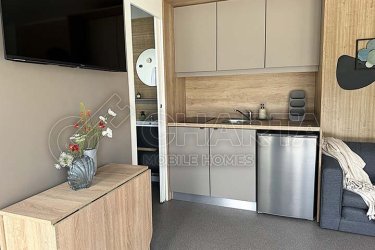 A Drage-ban található Viola kemping kellemes kilátást nyújt a tengerre és a közeli szigetekre. Egy enyhén lejtős dombon található, a strandokra néz, amelyek mindössze két perc alatt elérhetők egy kellemes sétával.&#13;&#10;A Camping Resort Viola a tengerparton található, egy csendes, jól karbantartott tengerparti területen, és jó befektetési lehetőséget kínál mobilházak turisztikai bérbeadásába.&#13;&#10;A projekt különlegessége a tágas telkek, amelyeken ?? ?² és ?? ?² mobilházak elhelyezhetők.&#13;&#10;32 m²-es mobilház modell + 32 m²-es terasz ára:&#13;&#10;49 500 € + ÁFA&#13;&#10;24 m²-es mobilház modell + 24 m²-es terasz ára:&#13;&#10;37 000 € + ÁFA&#13;&#10;Éves átalánydíj: 6 000 €&#13;&#10;Becsült éves bérleti díj: 15 000 € – 20 000 €&#13;&#10;Érdekli egy ház a saját nyaralásához, vagy szeretne kiegészítő bevételt generálni házak bérbeadásával?&#13;&#10;A Charta Mobile Home csapata minden lehetőségre kínál megoldást – használja ki tapasztalatunkat és ismeretségi hálózatunkat.&#13;&#10;Az ötlettől a megvalósításig minden lépésben Önnel vagyunk, függetlenül attól, hogy mobilházakba szeretne befektetni, vagy földtulajdonos és kemping építésén gondolkodik.&#13;&#10;Ha már tervezel a jövő évre, keress minket az alábbi elérhetőségeken:&#13;&#10;+385 (0)99 738 5893&#13;&#10;Mail:info@charta-nekretnine.hr&#13;&#10;Web: https://charta-nekretnine.hr/product/mobilne-kucice-resort-viola/