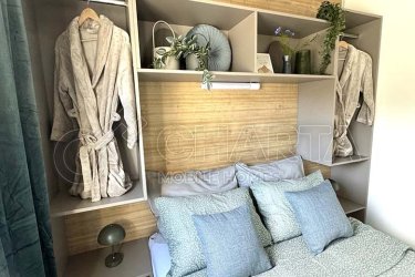 A Drage-ban található Viola kemping kellemes kilátást nyújt a tengerre és a közeli szigetekre. Egy enyhén lejtős dombon található, a strandokra néz, amelyek mindössze két perc alatt elérhetők egy kellemes sétával.&#13;&#10;A Camping Resort Viola a tengerparton található, egy csendes, jól karbantartott tengerparti területen, és jó befektetési lehetőséget kínál mobilházak turisztikai bérbeadásába.&#13;&#10;A projekt különlegessége a tágas telkek, amelyeken ?? ?² és ?? ?² mobilházak elhelyezhetők.&#13;&#10;32 m²-es mobilház modell + 32 m²-es terasz ára:&#13;&#10;49 500 € + ÁFA&#13;&#10;24 m²-es mobilház modell + 24 m²-es terasz ára:&#13;&#10;37 000 € + ÁFA&#13;&#10;Éves átalánydíj: 6 000 €&#13;&#10;Becsült éves bérleti díj: 15 000 € – 20 000 €&#13;&#10;Érdekli egy ház a saját nyaralásához, vagy szeretne kiegészítő bevételt generálni házak bérbeadásával?&#13;&#10;A Charta Mobile Home csapata minden lehetőségre kínál megoldást – használja ki tapasztalatunkat és ismeretségi hálózatunkat.&#13;&#10;Az ötlettől a megvalósításig minden lépésben Önnel vagyunk, függetlenül attól, hogy mobilházakba szeretne befektetni, vagy földtulajdonos és kemping építésén gondolkodik.&#13;&#10;Ha már tervezel a jövő évre, keress minket az alábbi elérhetőségeken:&#13;&#10;+385 (0)99 738 5893&#13;&#10;Mail:info@charta-nekretnine.hr&#13;&#10;Web: https://charta-nekretnine.hr/product/mobilne-kucice-resort-viola/