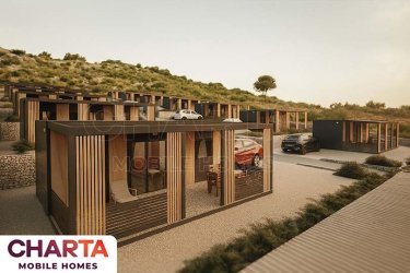 A Drage-ban található Viola kemping kellemes kilátást nyújt a tengerre és a közeli szigetekre. Egy enyhén lejtős dombon található, a strandokra néz, amelyek mindössze két perc alatt elérhetők egy kellemes sétával.&#13;&#10;A Camping Resort Viola a tengerparton található, egy csendes, jól karbantartott tengerparti területen, és jó befektetési lehetőséget kínál mobilházak turisztikai bérbeadásába.&#13;&#10;A projekt különlegessége a tágas telkek, amelyeken ?? ?² és ?? ?² mobilházak elhelyezhetők.&#13;&#10;32 m²-es mobilház modell + 32 m²-es terasz ára:&#13;&#10;49 500 € + ÁFA&#13;&#10;24 m²-es mobilház modell + 24 m²-es terasz ára:&#13;&#10;37 000 € + ÁFA&#13;&#10;Éves átalánydíj: 6 000 €&#13;&#10;Becsült éves bérleti díj: 15 000 € – 20 000 €&#13;&#10;Érdekli egy ház a saját nyaralásához, vagy szeretne kiegészítő bevételt generálni házak bérbeadásával?&#13;&#10;A Charta Mobile Home csapata minden lehetőségre kínál megoldást – használja ki tapasztalatunkat és ismeretségi hálózatunkat.&#13;&#10;Az ötlettől a megvalósításig minden lépésben Önnel vagyunk, függetlenül attól, hogy mobilházakba szeretne befektetni, vagy földtulajdonos és kemping építésén gondolkodik.&#13;&#10;Ha már tervezel a jövő évre, keress minket az alábbi elérhetőségeken:&#13;&#10;+385 (0)99 738 5893&#13;&#10;Mail:info@charta-nekretnine.hr&#13;&#10;Web: https://charta-nekretnine.hr/product/mobilne-kucice-resort-viola/