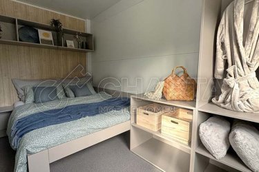 A Drage-ban található Viola kemping kellemes kilátást nyújt a tengerre és a közeli szigetekre. Egy enyhén lejtős dombon található, a strandokra néz, amelyek mindössze két perc alatt elérhetők egy kellemes sétával.&#13;&#10;A Camping Resort Viola a tengerparton található, egy csendes, jól karbantartott tengerparti területen, és jó befektetési lehetőséget kínál mobilházak turisztikai bérbeadásába.&#13;&#10;A projekt különlegessége a tágas telkek, amelyeken ?? ?² és ?? ?² mobilházak elhelyezhetők.&#13;&#10;32 m²-es mobilház modell + 32 m²-es terasz ára:&#13;&#10;49 500 € + ÁFA&#13;&#10;24 m²-es mobilház modell + 24 m²-es terasz ára:&#13;&#10;37 000 € + ÁFA&#13;&#10;Éves átalánydíj: 6 000 €&#13;&#10;Becsült éves bérleti díj: 15 000 € – 20 000 €&#13;&#10;Érdekli egy ház a saját nyaralásához, vagy szeretne kiegészítő bevételt generálni házak bérbeadásával?&#13;&#10;A Charta Mobile Home csapata minden lehetőségre kínál megoldást – használja ki tapasztalatunkat és ismeretségi hálózatunkat.&#13;&#10;Az ötlettől a megvalósításig minden lépésben Önnel vagyunk, függetlenül attól, hogy mobilházakba szeretne befektetni, vagy földtulajdonos és kemping építésén gondolkodik.&#13;&#10;Ha már tervezel a jövő évre, keress minket az alábbi elérhetőségeken:&#13;&#10;+385 (0)99 738 5893&#13;&#10;Mail:info@charta-nekretnine.hr&#13;&#10;Web: https://charta-nekretnine.hr/product/mobilne-kucice-resort-viola/