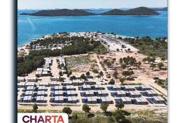 A Drage-ban található Viola kemping kellemes kilátást nyújt a tengerre és a közeli szigetekre. Egy enyhén lejtős dombon található, a strandokra néz, amelyek mindössze két perc alatt elérhetők egy kellemes sétával.&#13;&#10;A Camping Resort Viola a tengerparton található, egy csendes, jól karbantartott tengerparti területen, és jó befektetési lehetőséget kínál mobilházak turisztikai bérbeadásába.&#13;&#10;A projekt különlegessége a tágas telkek, amelyeken ?? ?² és ?? ?² mobilházak elhelyezhetők.&#13;&#10;32 m²-es mobilház modell + 32 m²-es terasz ára:&#13;&#10;49 500 € + ÁFA&#13;&#10;24 m²-es mobilház modell + 24 m²-es terasz ára:&#13;&#10;37 000 € + ÁFA&#13;&#10;Éves átalánydíj: 6 000 €&#13;&#10;Becsült éves bérleti díj: 15 000 € – 20 000 €&#13;&#10;Érdekli egy ház a saját nyaralásához, vagy szeretne kiegészítő bevételt generálni házak bérbeadásával?&#13;&#10;A Charta Mobile Home csapata minden lehetőségre kínál megoldást – használja ki tapasztalatunkat és ismeretségi hálózatunkat.&#13;&#10;Az ötlettől a megvalósításig minden lépésben Önnel vagyunk, függetlenül attól, hogy mobilházakba szeretne befektetni, vagy földtulajdonos és kemping építésén gondolkodik.&#13;&#10;Ha már tervezel a jövő évre, keress minket az alábbi elérhetőségeken:&#13;&#10;+385 (0)99 738 5893&#13;&#10;Mail:info@charta-nekretnine.hr&#13;&#10;Web: https://charta-nekretnine.hr/product/mobilne-kucice-resort-viola/