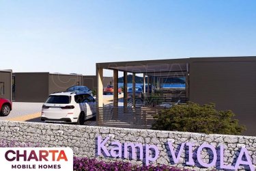 A Drage-ban található Viola kemping kellemes kilátást nyújt a tengerre és a közeli szigetekre. Egy enyhén lejtős dombon található, a strandokra néz, amelyek mindössze két perc alatt elérhetők egy kellemes sétával.&#13;&#10;A Camping Resort Viola a tengerparton található, egy csendes, jól karbantartott tengerparti területen, és jó befektetési lehetőséget kínál mobilházak turisztikai bérbeadásába.&#13;&#10;A projekt különlegessége a tágas telkek, amelyeken ?? ?² és ?? ?² mobilházak elhelyezhetők.&#13;&#10;32 m²-es mobilház modell + 32 m²-es terasz ára:&#13;&#10;49 500 € + ÁFA&#13;&#10;24 m²-es mobilház modell + 24 m²-es terasz ára:&#13;&#10;37 000 € + ÁFA&#13;&#10;Éves átalánydíj: 6 000 €&#13;&#10;Becsült éves bérleti díj: 15 000 € – 20 000 €&#13;&#10;Érdekli egy ház a saját nyaralásához, vagy szeretne kiegészítő bevételt generálni házak bérbeadásával?&#13;&#10;A Charta Mobile Home csapata minden lehetőségre kínál megoldást – használja ki tapasztalatunkat és ismeretségi hálózatunkat.&#13;&#10;Az ötlettől a megvalósításig minden lépésben Önnel vagyunk, függetlenül attól, hogy mobilházakba szeretne befektetni, vagy földtulajdonos és kemping építésén gondolkodik.&#13;&#10;Ha már tervezel a jövő évre, keress minket az alábbi elérhetőségeken:&#13;&#10;+385 (0)99 738 5893&#13;&#10;Mail:info@charta-nekretnine.hr&#13;&#10;Web: https://charta-nekretnine.hr/product/mobilne-kucice-resort-viola/
