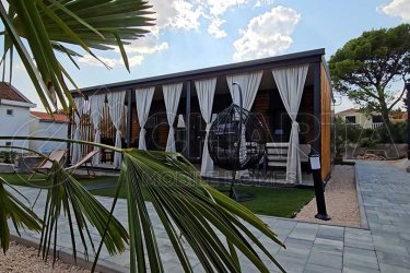 A Drage-ban található Viola kemping kellemes kilátást nyújt a tengerre és a közeli szigetekre. Egy enyhén lejtős dombon található, a strandokra néz, amelyek mindössze két perc alatt elérhetők egy kellemes sétával.&#13;&#10;A Camping Resort Viola a tengerparton található, egy csendes, jól karbantartott tengerparti területen, és jó befektetési lehetőséget kínál mobilházak turisztikai bérbeadásába.&#13;&#10;A projekt különlegessége a tágas telkek, amelyeken ?? ?² és ?? ?² mobilházak elhelyezhetők.&#13;&#10;32 m²-es mobilház modell + 32 m²-es terasz ára:&#13;&#10;49 500 € + ÁFA&#13;&#10;24 m²-es mobilház modell + 24 m²-es terasz ára:&#13;&#10;37 000 € + ÁFA&#13;&#10;Éves átalánydíj: 6 000 €&#13;&#10;Becsült éves bérleti díj: 15 000 € – 20 000 €&#13;&#10;Érdekli egy ház a saját nyaralásához, vagy szeretne kiegészítő bevételt generálni házak bérbeadásával?&#13;&#10;A Charta Mobile Home csapata minden lehetőségre kínál megoldást – használja ki tapasztalatunkat és ismeretségi hálózatunkat.&#13;&#10;Az ötlettől a megvalósításig minden lépésben Önnel vagyunk, függetlenül attól, hogy mobilházakba szeretne befektetni, vagy földtulajdonos és kemping építésén gondolkodik.&#13;&#10;Ha már tervezel a jövő évre, keress minket az alábbi elérhetőségeken:&#13;&#10;+385 (0)99 738 5893&#13;&#10;Mail:info@charta-nekretnine.hr&#13;&#10;Web: https://charta-nekretnine.hr/product/mobilne-kucice-resort-viola/