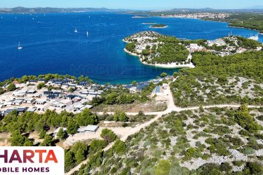 A Camp Sanny mobilházai tengerre néző terasszal rendelkeznek, amely egyedülálló kilátást nyújt egész nap. Az év minden napján.&#13;&#10;&#13;&#10;2026-ban vonzó helyen új mobilházakat kínálunk, teljesen felszerelt háztartási gépekkel és bútorokkal, kulcsrakész alapon.&#13;&#10;A Camp Sanny mobilházai elsősorban turisztikai szálláshelyekbe való befektetésnek szolgálnak. Mobilház vásárlásával Ön lesz a tulajdonos, aki bérelheti az otthont, és így további bevételi forrást teremthet.&#13;&#10;• Mobilház ára a Sanny kempingben: 42 000 € + ÁFA&#13;&#10;• Éves átalánydíj: 7000 €&#13;&#10;• A mobilház méretei a kempingben: 8 x 3 m&#13;&#10;• Terasz: fedett 8 x 4 m&#13;&#10;• Tengertől való távolság: 80 m&#13;&#10;• Parkolás&#13;&#10;• Üzemeltetési időszak: A Sanny kemping egész évben nyitva tart&#13;&#10;• A mobilház állapota: új, teljesen felszerelt és bútorozott&#13;&#10;A mobilházak Drage faluban, Pakoštane közelében, egy enyhe lejtőn helyezkednek el. Minden parcellához tartozik egy parkolóhely a vendégek számára, és a házak közvetlen közelében mindkét oldalon strandok találhatók.&#13;&#10;A pihenésre vágyó turisták értékelni fogják Žakanj tengerre néző kilátását, míg a kalandvágyók izgalmakat keresnek a környező látnivalókban.&#13;&#10;Végig Önnel vagyunk az ötlettől a megvalósításig, akár mobilházakba szeretne befektetni, akár földtulajdonosként kemping építésén gondolkodik.&#13;&#10;Ha már a jövő évi tervein gondolkodik, vegye fel velünk a kapcsolatot a következő elérhetőségeken:&#13;&#10;+385 (0)99 738 5893&#13;&#10;Mail: info@charta-nekretnine.hr&#13;&#10;Web: https://charta-nekretnine.hr/product/mobilne-kucice-kamp-sanny/