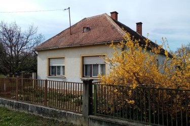 Nyugat-Magyarországi beköltözhető,bútorozott családi ház