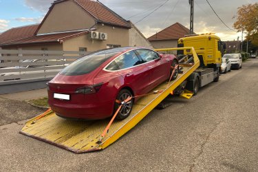 Nem indul a Tesla? Akkumulátorhiba, szoftverprobléma vagy műszaki hiba miatt állt meg?&#13;&#10;Mészáros Autómentő Kft. gyorsan és biztonságosan segít Budapesten és országosan!&#13;&#10;&#13;&#10;✅ 0–24 órás Tesla autómentés&#13;&#10;✅ Minden Tesla modellhez: Model S, 3, X, Y &#13;&#10;✅ Speciális szakszerű kezeléssel – akkumulátor és elektronika védelme&#13;&#10;✅ Hétvégén és ünnepnapokon is rendelkezésre állunk&#13;&#10;&#13;&#10; Hívjon minket bármikor: 06 20 9188 649&#13;&#10; Tesla nem indul? Segítünk – azonnal indulunk!