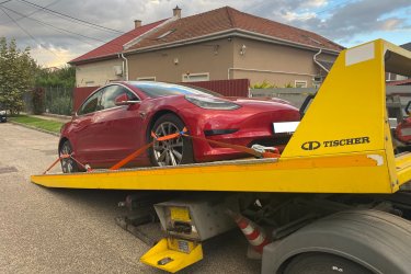 Nem indul a Tesla? Akkumulátorhiba, szoftverprobléma vagy műszaki hiba miatt állt meg?&#13;&#10;Mészáros Autómentő Kft. gyorsan és biztonságosan segít Budapesten és országosan!&#13;&#10;&#13;&#10;✅ 0–24 órás Tesla autómentés&#13;&#10;✅ Minden Tesla modellhez: Model S, 3, X, Y &#13;&#10;✅ Speciális szakszerű kezeléssel – akkumulátor és elektronika védelme&#13;&#10;✅ Hétvégén és ünnepnapokon is rendelkezésre állunk&#13;&#10;&#13;&#10; Hívjon minket bármikor: 06 20 9188 649&#13;&#10; Tesla nem indul? Segítünk – azonnal indulunk!