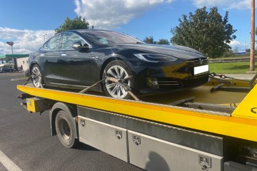 Nem indul a Tesla? Akkumulátorhiba, szoftverprobléma vagy műszaki hiba miatt állt meg?&#13;&#10;Mészáros Autómentő Kft. gyorsan és biztonságosan segít Budapesten és országosan!&#13;&#10;&#13;&#10;✅ 0–24 órás Tesla autómentés&#13;&#10;✅ Minden Tesla modellhez: Model S, 3, X, Y &#13;&#10;✅ Speciális szakszerű kezeléssel – akkumulátor és elektronika védelme&#13;&#10;✅ Hétvégén és ünnepnapokon is rendelkezésre állunk&#13;&#10;&#13;&#10; Hívjon minket bármikor: 06 20 9188 649&#13;&#10; Tesla nem indul? Segítünk – azonnal indulunk!