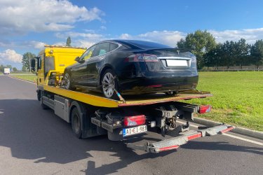 Nem indul a Tesla? Akkumulátorhiba, szoftverprobléma vagy műszaki hiba miatt állt meg?&#13;&#10;Mészáros Autómentő Kft. gyorsan és biztonságosan segít Budapesten és országosan!&#13;&#10;&#13;&#10;✅ 0–24 órás Tesla autómentés&#13;&#10;✅ Minden Tesla modellhez: Model S, 3, X, Y &#13;&#10;✅ Speciális szakszerű kezeléssel – akkumulátor és elektronika védelme&#13;&#10;✅ Hétvégén és ünnepnapokon is rendelkezésre állunk&#13;&#10;&#13;&#10; Hívjon minket bármikor: 06 20 9188 649&#13;&#10; Tesla nem indul? Segítünk – azonnal indulunk!
