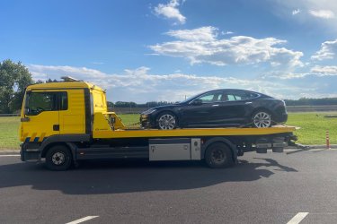 Nem indul a Tesla? Akkumulátorhiba, szoftverprobléma vagy műszaki hiba miatt állt meg?&#13;&#10;Mészáros Autómentő Kft. gyorsan és biztonságosan segít Budapesten és országosan!&#13;&#10;&#13;&#10;✅ 0–24 órás Tesla autómentés&#13;&#10;✅ Minden Tesla modellhez: Model S, 3, X, Y &#13;&#10;✅ Speciális szakszerű kezeléssel – akkumulátor és elektronika védelme&#13;&#10;✅ Hétvégén és ünnepnapokon is rendelkezésre állunk&#13;&#10;&#13;&#10; Hívjon minket bármikor: 06 20 9188 649&#13;&#10; Tesla nem indul? Segítünk – azonnal indulunk!