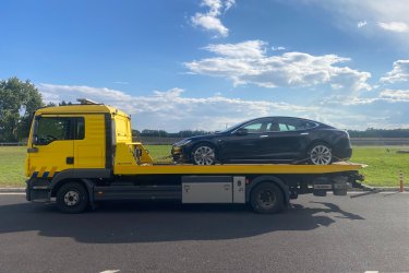 Nem indul a Tesla? Akkumulátorhiba, szoftverprobléma vagy műszaki hiba miatt állt meg?&#13;&#10;Mészáros Autómentő Kft. gyorsan és biztonságosan segít Budapesten és országosan!&#13;&#10;&#13;&#10;✅ 0–24 órás Tesla autómentés&#13;&#10;✅ Minden Tesla modellhez: Model S, 3, X, Y &#13;&#10;✅ Speciális szakszerű kezeléssel – akkumulátor és elektronika védelme&#13;&#10;✅ Hétvégén és ünnepnapokon is rendelkezésre állunk&#13;&#10;&#13;&#10; Hívjon minket bármikor: 06 20 9188 649&#13;&#10; Tesla nem indul? Segítünk – azonnal indulunk!