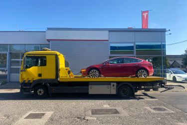 Nem indul a Tesla? Akkumulátorhiba, szoftverprobléma vagy műszaki hiba miatt állt meg?&#13;&#10;Mészáros Autómentő Kft. gyorsan és biztonságosan segít Budapesten és országosan!&#13;&#10;&#13;&#10;✅ 0–24 órás Tesla autómentés&#13;&#10;✅ Minden Tesla modellhez: Model S, 3, X, Y &#13;&#10;✅ Speciális szakszerű kezeléssel – akkumulátor és elektronika védelme&#13;&#10;✅ Hétvégén és ünnepnapokon is rendelkezésre állunk&#13;&#10;&#13;&#10; Hívjon minket bármikor: 06 20 9188 649&#13;&#10; Tesla nem indul? Segítünk – azonnal indulunk!