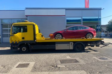 Nem indul a Tesla? Akkumulátorhiba, szoftverprobléma vagy műszaki hiba miatt állt meg?&#13;&#10;Mészáros Autómentő Kft. gyorsan és biztonságosan segít Budapesten és országosan!&#13;&#10;&#13;&#10;✅ 0–24 órás Tesla autómentés&#13;&#10;✅ Minden Tesla modellhez: Model S, 3, X, Y &#13;&#10;✅ Speciális szakszerű kezeléssel – akkumulátor és elektronika védelme&#13;&#10;✅ Hétvégén és ünnepnapokon is rendelkezésre állunk&#13;&#10;&#13;&#10; Hívjon minket bármikor: 06 20 9188 649&#13;&#10; Tesla nem indul? Segítünk – azonnal indulunk!