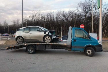 Soha nem tudhatod, mikor lesz szükséged autómentésre. De ne aggódj, mi itt vagyunk, hogy segítsünk! Non-stop autómentő szolgáltatásunkkal mindig csak egy telefonhívásnyira vagyunk tőled, bármikor, bármilyen helyzetben. Tapasztalt és megbízható csapatunk minden helyzetben gyors és hatékony megoldást nyújt, hogy azonnal újra úton lehess. Ne hagyd, hogy az autóhiba beárnyékolja a napodat, hívj minket most, és bízd ránk az autómentést!

https://024automentes.hu/9-kerulet/

Mészáros Autómentő Kft.

Tel: 06 20 9188 649. 