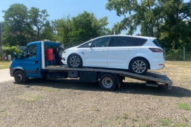 Mészáros Autómentő Kft. non-stop autószállítási szolgáltatást kínál Budapesten, valamint belföldi és külföldi célállomások között. Autószállítóink korszerű trélerekkel rendelkeznek, amelyek alkalmasak a legkülönfélébb járműtípusok biztonságos és hatékony szállítására.

Szolgáltatásunk egész évben elérhető, így ha sürgős autószállításra van szüksége, akkor hívjon minket bármikor, és szakértőink azonnal a helyszínre indulnak. Autószállítóinkat rendszeresen karbantartjuk, és mindig ellenőrizzük őket, hogy biztonságos és megbízható szolgáltatást nyújthassunk ügyfeleinknek.

Célunk, hogy az autószállítás folyamata a lehető leghatékonyabb és zökkenőmentesebb legyen. Szakembereink magas színvonalú autószállítási szolgáltatást nyújtanak, és az autószállító trélerekkel felszerelt flottánkkal bármilyen járműt képesek vagyunk szállítani, beleértve az autókat, teherautókat, motorkerékpárokat és más járműveket is.

Az Mészáros Autómentő Kft. elkötelezett amellett, hogy minden ügyfelünk elégedett legyen az autószállítási szolgáltatásunkkal. Ha autószállításra van szüksége Budapesten vagy belföldön, vagy külföldre szeretne szállítani, hívjon minket bármikor, és bízza ránk az autószállítás feladatát!

https://024automentes.hu/autoszallitas/

Mészáros Autómentő Kft.
Tel: 06 20 9188 649. 